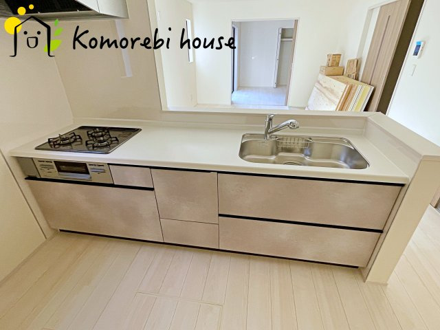 桶川市坂田971番　新築一戸建て　ハートフルタウン　Aのキッチン|収納豊富なキッチンで、食器や調理器具もすっきり整理。毎日の料理が楽しくなる空間です。