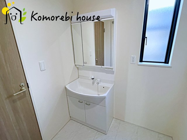 桶川市坂田971番　新築一戸建て　ハートフルタウン　Aの独立洗面台|白を基調とした清潔感のある洗面台。シンプルで上品なデザインが空間に明るさをプラスします。