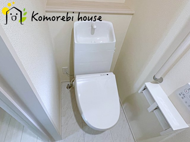 桶川市坂田971番　新築一戸建て　ハートフルタウン　Aのトイレ|温水洗浄機能（ウォシュレット）標準装備で、毎日のトイレ時間がより快適に。やさしい温水洗浄で清潔を保てるだけでなく、冬場のヒヤッと感を軽減する暖房便座も嬉しいポイント。