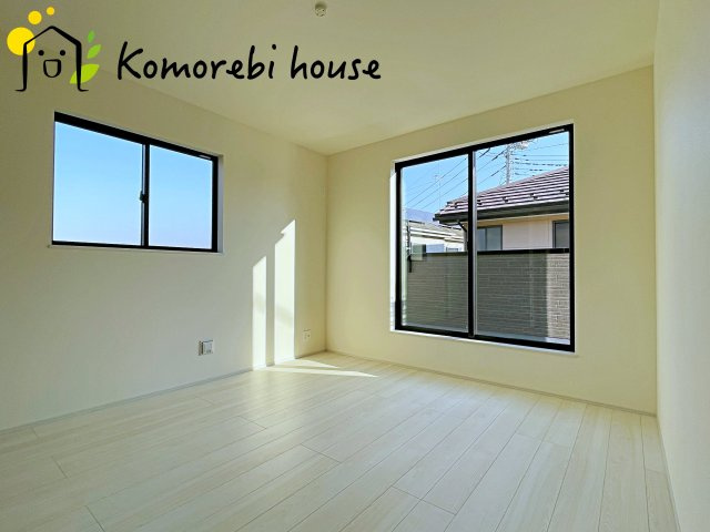 桶川市坂田971番　新築一戸建て　ハートフルタウン　Aの寝室|一日の疲れをゆっくり癒せる主寝室は、ベッドを置いてもゆとりある広さが魅力。収納完備で衣類もスッキリ収まり、静かで落ち着いた空間が快適な眠りをサポートします。