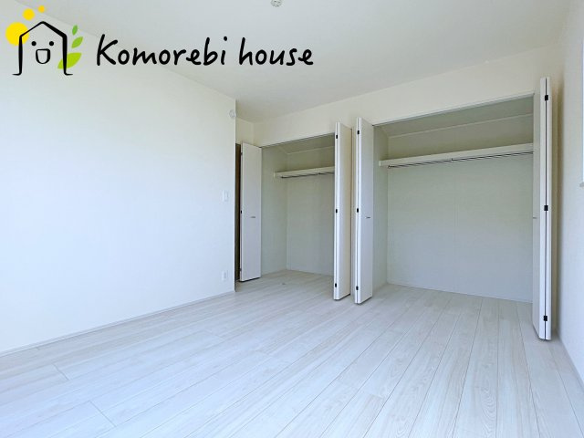 桶川市坂田971番　新築一戸建て　ハートフルタウン　Aの寝室|ベッドをゆったり置いても余裕があり、テレビを見たり、読書を楽しんだり。夫婦の時間を静かに積み重ねられる落ち着いた寝室です。