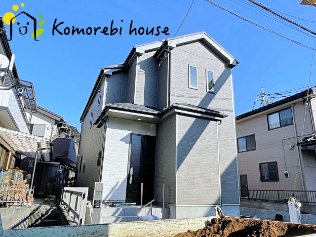 桶川市坂田971番　新築一戸建て　ハートフルタウン　Aの外観|モノトーンの外観は、洗練されたデザインと落ち着きのある雰囲気を両立。シンプルだからこそ、日々の暮らしの中で光や影が美しく映え、住む人の心に安らぎをもたらします。