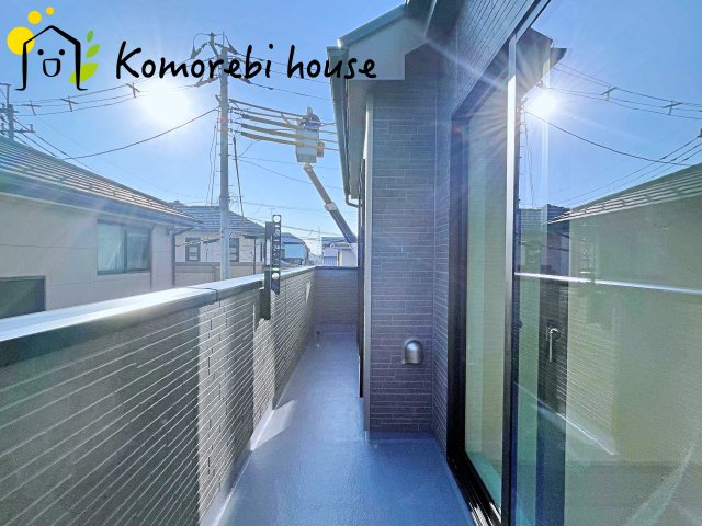 桶川市坂田971番　新築一戸建て　ハートフルタウン　Aのバルコニー|南向きのバルコニーは一日を通して陽当たりがよく、洗濯物もふっくら乾きます。家族の生活リズムに寄り添う、明るく使いやすいスペースです。