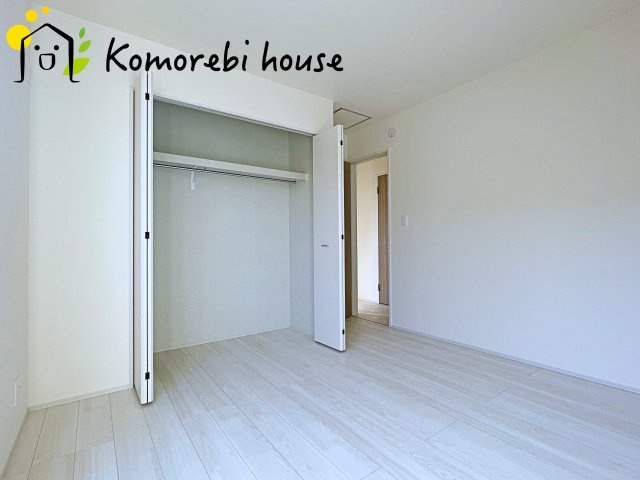 桶川市坂田971番　新築一戸建て　ハートフルタウン　Aの子供部屋|日当たりがよく、机に向かう時間も自然とはかどる子ども部屋。寝る・学ぶ・遊ぶがコンパクトにまとまり、毎日の“小さな成長”を見守る空間です。