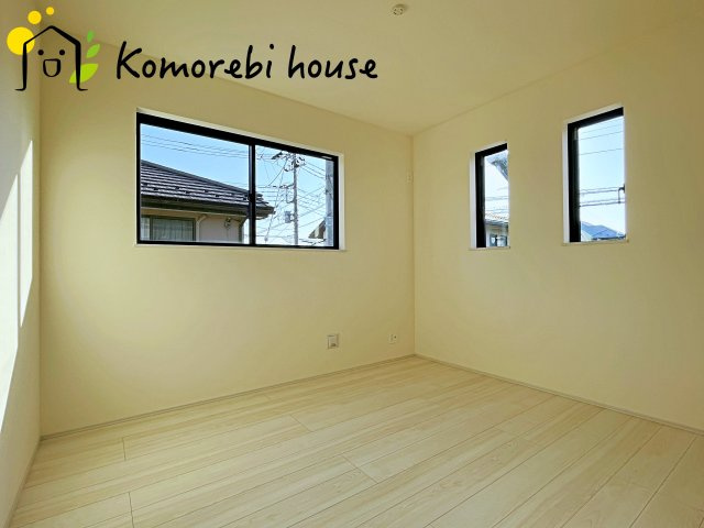 桶川市坂田971番　新築一戸建て　ハートフルタウン　Aの洋室|最近の新築住宅は窓まわりの性能が大きく進化しています。複層ガラスに、樹脂とアルミを組み合わせた断熱性の高いハイブリッドサッシを採用。