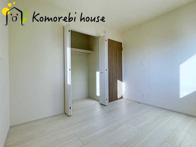 桶川市坂田971番　新築一戸建て　ハートフルタウン　Aの収納|ハンガーラック付き収納なら、コートやシャツもシワなく掛けられて毎日の身支度がスムーズ。見せたくないものは隠しつつ、使いやすさと整理整頓の両方を叶えます。