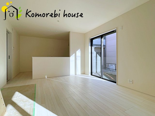 桶川市坂田971番　新築一戸建て　ハートフルタウン　Aの居間・リビング|縦に広がるLDKは、空間を効率的に使える設計。キッチンからリビング、ダイニングまで家族の気配を感じられます。