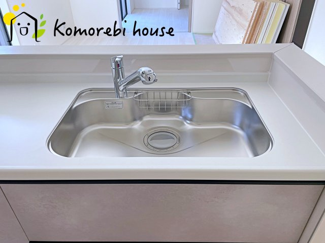 桶川市坂田971番　新築一戸建て　ハートフルタウン　Aのキッチン|浄水器一体型で、いつでも美味しいお水がそのまま使えるキッチンシンク。料理やコーヒーづくり、炊飯にも安心して利用でき、毎日の食卓が少し豊かに。