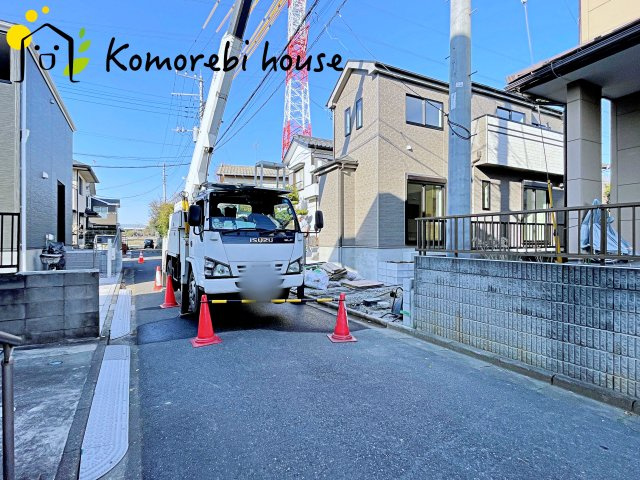 桶川市坂田971番　新築一戸建て　ハートフルタウン　Aの前面道路含む現地写真|前面道路は決して広くないものの、交通量が少なく安心。落ち着いた住環境が、家族の日々の暮らしを支えます。