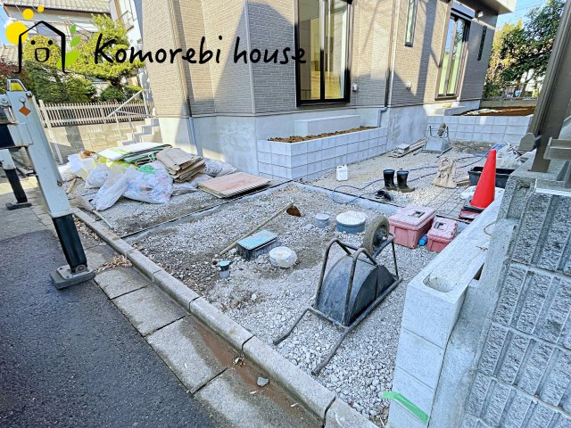 桶川市坂田971番　新築一戸建て　ハートフルタウン　Aの駐車場|敷地内に普通車1台分の駐車スペースを確保。前面道路との動線も良く、毎日の停めやすさを重視した配置です。