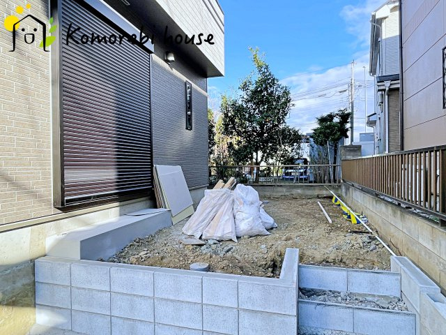 桶川市坂田971番　新築一戸建て　ハートフルタウン　Aの庭|家庭菜園や家事スペースとして活躍し、見た目と実用性を兼ね備えた外構です。