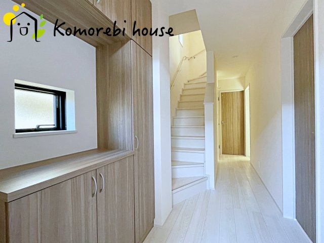 桶川市坂田971番　新築一戸建て　ハートフルタウン　Aの玄関|明るく使いやすい玄関で、家族の生活をスムーズに。収納や導線も配慮された万能空間です。