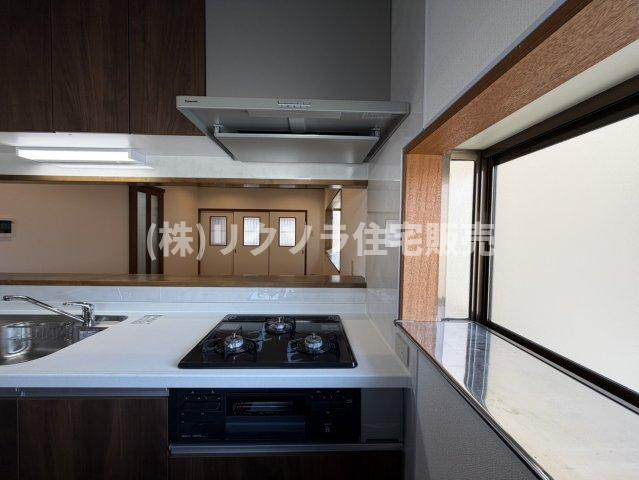 岸和田3丁目　中古一戸建てのキッチン|ビルトイン三口コンロ
■物件内覧・資金計画相談・住宅ローン相談、リフォーム相談、お問合せ受付中■
※当日・翌日のご内覧、ご相談はお電話でのお問合せがスムーズです！