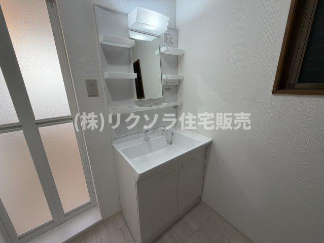 岸和田3丁目　中古一戸建ての独立洗面台|清潔感のある独立洗面台
■物件内覧・資金計画相談・住宅ローン相談、リフォーム相談、お問合せ受付中■
※当日・翌日のご内覧、ご相談はお電話でのお問合せがスムーズです！