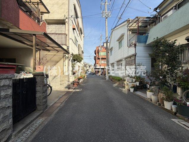 岸和田3丁目　中古一戸建ての前面道路含む現地写真|前道　南　幅員4.0ｍ
■物件内覧・資金計画相談・住宅ローン相談、リフォーム相談、お問合せ受付中■
※当日・翌日のご内覧、ご相談はお電話でのお問合せがスムーズです！