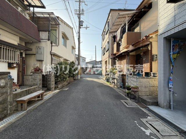 岸和田3丁目　中古一戸建ての前面道路含む現地写真|前道　南　幅員4.0ｍ
■物件内覧・資金計画相談・住宅ローン相談、リフォーム相談、お問合せ受付中■
※当日・翌日のご内覧、ご相談はお電話でのお問合せがスムーズです！
