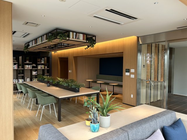 共用施設【SEA A棟 BOOK LOUNGE】
木と緑に囲まれた読書のためのラウンジ