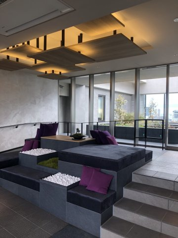 共用施設【SEA E棟 SORA SALON】
明るい雰囲気の空間を演出。