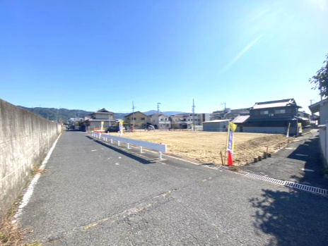 【建築条件付き土地】グラッド・タウン谷川の前面道路含む現地写真