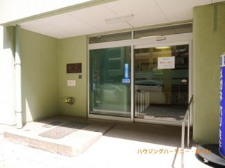 【エントランス】 | タイル敷きのエントランスは、バリアフリー仕様です。