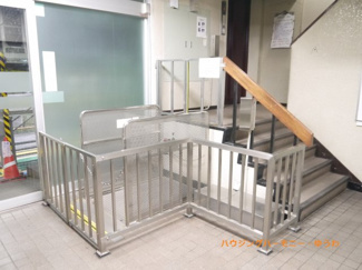 【その他共用部分】 | 身障者の方にも安心のエントランス段差用のEVもあります。