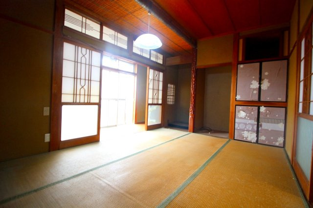 琴浦町赤碕店舗物件（住宅付）の和室|ダイニング横の和室になります。縁側越しに庭もございます♪