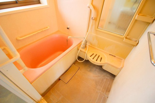 琴浦町赤碕店舗物件（住宅付）の浴室|浴室はユニットタイプへ改装歴ありとなります。