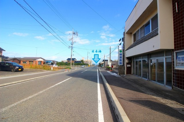 琴浦町赤碕店舗物件（住宅付）の和室|店舗横の和室になります。建具で仕切ってありますので、一緒に使用することも可能です。