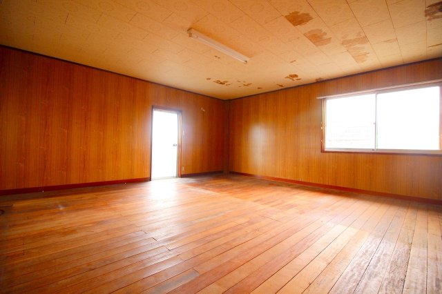 琴浦町赤碕店舗物件（住宅付）の洋室|2階洋室約18帖の大空間となります。窓が3方向あり明るい空間になります。