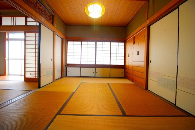 琴浦町赤碕店舗物件（住宅付）の和室|2階の和室になります。続き間になり、隣と合わせて使用することも可能です。