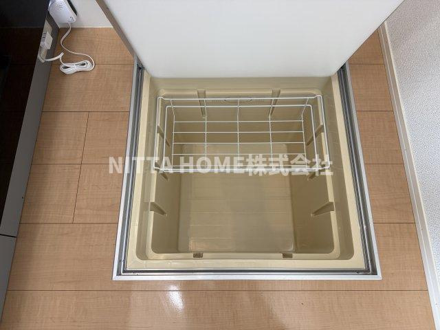 メゾン・ストークのエントランス|屋根付きの駐輪場もあります★