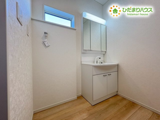 熊谷市久下第14　新築一戸建て　クレイドルガーデン　02の独立洗面台|三面鏡の裏が収納になっている機能的な洗面化粧台です！
散らかりがちな洗面小物もスッキリ収まります◎