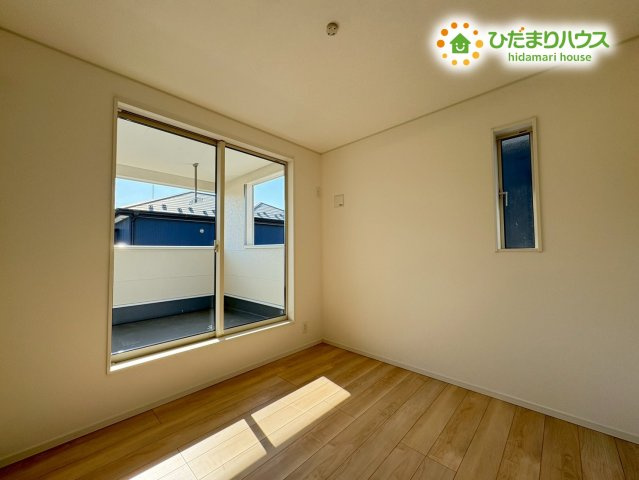 熊谷市久下第14　新築一戸建て　クレイドルガーデン　02の子供部屋|大きな掃き出し窓からバルコニーへ出入りできる明るいお部屋です！
日差しがたっぷり入るので、冬場も暖かく過ごせます♪