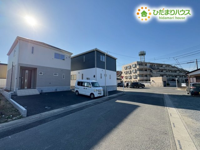 熊谷市久下第14　新築一戸建て　クレイドルガーデン　02の前面道路含む現地写真|前面道路幅6ｍ！
視認性も良いため小さなお子様がいるご家庭も安心です！