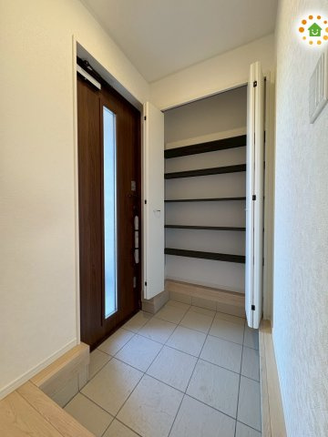 熊谷市久下第14　新築一戸建て　クレイドルガーデン　02の収納|大容量の玄関収納を完備しています！
玄関周りがいつもスッキリ片付き、急な来客時も慌てずに対応できるのが魅力です！