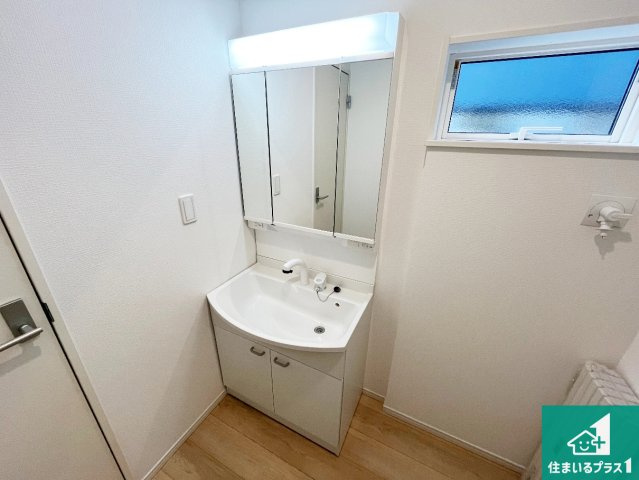 加古川市別府町新野辺北町　第9期　新築一戸建ての独立洗面台|清潔感のある洗面台です。フラットな鏡は掃除がしやすく毎日清潔！鏡裏には収納があるのでスッキリとした洗面台が保てます。