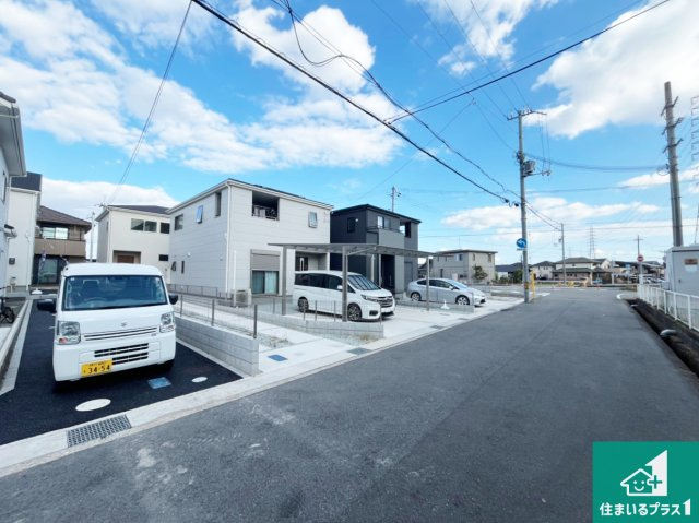 加古川市別府町新野辺北町　第9期　新築一戸建ての前面道路含む現地写真|周辺は閑静な住宅街！前面道路広々で車の出し入れも便利です。駐車が苦手な方でも安心して車庫入れできます！