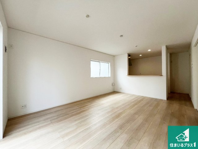 加古川市別府町新野辺北町　第9期　新築一戸建ての居間・リビング|日当たり良好の明るいリビングで朝の目覚めもスッキリできそう！対面キッチンでご家族のコミュニケーションも自然と増える設計！小さなお子様が遊ぶスペースを作っても広々とくつろげるLDK！