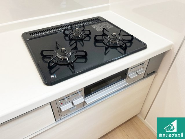 加古川市別府町新野辺北町　第9期　新築一戸建ての設備|ダブル高火力Ｓｉセンサー付きコンロ！３口あるので、まとめて料理をする時も大活躍！