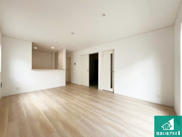 加古川市別府町新野辺北町　第9期　新築一戸建ての居間・リビング|日当たり良好の明るいリビングで朝の目覚めもスッキリできそう！対面キッチンでご家族のコミュニケーションも自然と増える設計！小さなお子様が遊ぶスペースを作っても広々とくつろげるLDK！