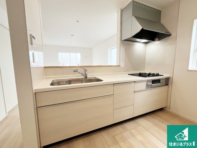 加古川市別府町新野辺北町　第9期　新築一戸建てのキッチン|子供を見守りながらお料理が出来るため家族のコミュニケーションか増えます♪スペースが広く確保されている為お子様が大きくなったときは一緒に料理を楽しめます♪