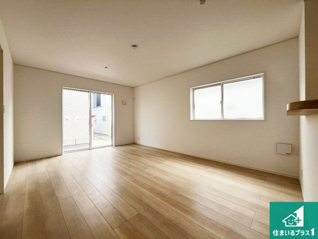 加古川市別府町新野辺北町　第9期　新築一戸建ての居間・リビング|明るいリビングで朝の目覚めもスッキリできそう！対面キッチンでご家族のコミュニケーションも自然と増える設計！小さなお子様が遊ぶスペースを作っても広々とくつろげるLDK！