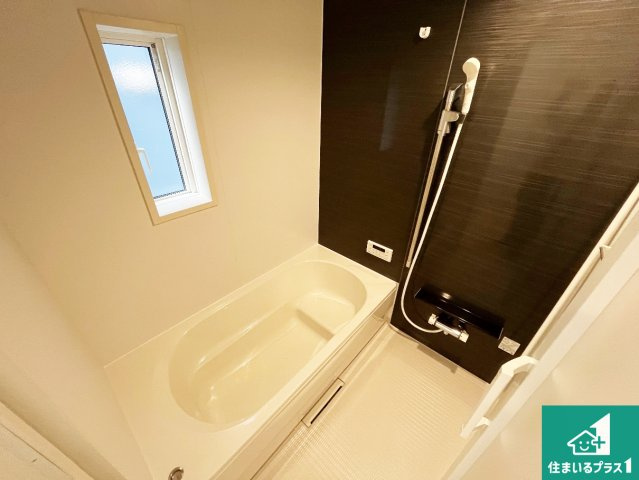 加古川市別府町新野辺北町　第9期　新築一戸建ての浴室|足をゆったり伸ばして寛げる浴槽です。窓が設けられていますので差し込む光が明るく穏やかな雰囲気にしてくれます♪浴室乾燥機も設置しているので、雨の日の洗濯物も安心です♪