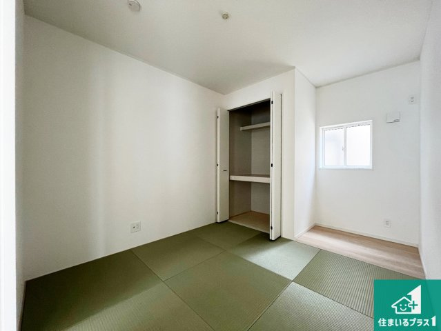 加古川市別府町新野辺北町　第9期　新築一戸建ての和室|一室あると便利な和室は客間としてだけでなく、小さなお子様のプレイルームや食後のくつろぎスペースとしてもご利用いただけます。収納もついていますので大活躍間違いなし！