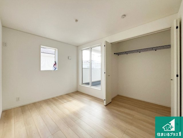 加古川市別府町新野辺北町　第9期　新築一戸建ての洋室|寝室は心地よい眠りについてもらいたくて、シンプルかつ開放的な空間な設計にしています！大きな窓から差し込む日が心地いいです♪