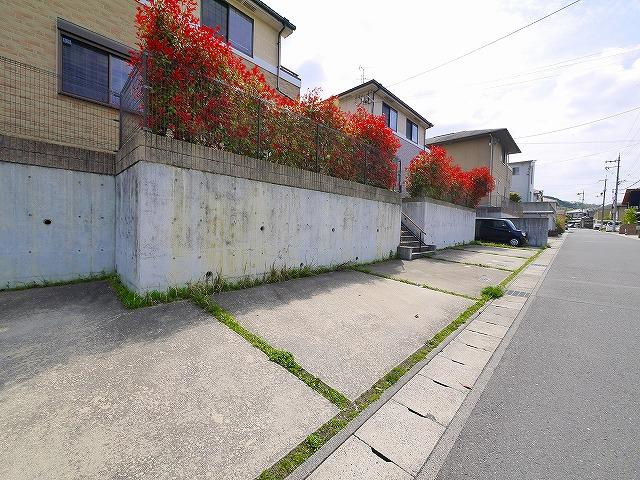 ウエストガーデン　Ｂの駐車場|車をお持ちの方に嬉しい駐車場付きの物件です