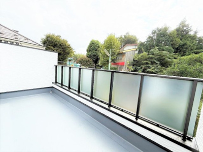 【バルコニー】 | 【仲介手数料６２０万円が無料！！】リビングの広々バルコニーから爽快な緑地を望む | 【諸費用が６２０万円ＯＦＦです！！】
■リビングから広々バルコニーと緑と空を望む！
■プレミアム仕様！
■ビルトインガレージ！
■高断熱住宅
■省エネ性能ラベル
■内覧可