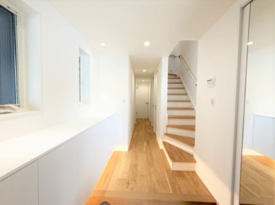 【玄関】 | 【仲介手数料６２０万円が無料！！】リビングの広々バルコニーから爽快な緑地を望む | 【諸費用が６２０万円ＯＦＦです！！】
■リビングから広々バルコニーと緑と空を望む！
■プレミアム仕様！
■ビルトインガレージ！
■高断熱住宅
■省エネ性能ラベル
■内覧可