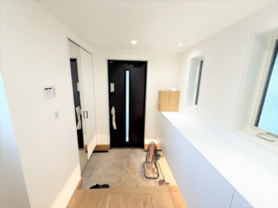 【玄関】 | 【仲介手数料６２０万円が無料！！】リビングの広々バルコニーから爽快な緑地を望む | 【諸費用が６２０万円ＯＦＦです！！】
■リビングから広々バルコニーと緑と空を望む！
■プレミアム仕様！
■ビルトインガレージ！
■高断熱住宅
■省エネ性能ラベル
■内覧可