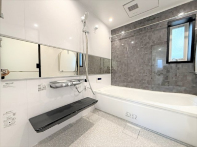 【浴室】 | 【仲介手数料６２０万円が無料！！】リビングの広々バルコニーから爽快な緑地を望む | 【諸費用が６２０万円ＯＦＦです！！】
■リビングから広々バルコニーと緑と空を望む！
■プレミアム仕様！
■ビルトインガレージ！
■高断熱住宅
■省エネ性能ラベル
■内覧可